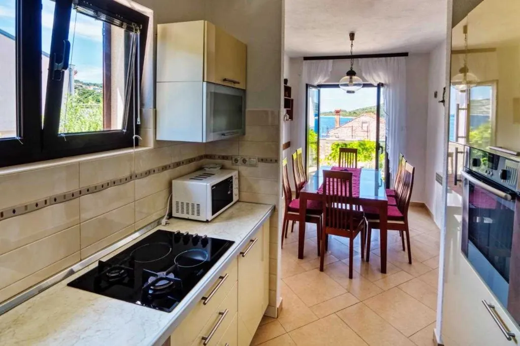 Pool Vacation Home for up to 9 Guests in Mali Iž