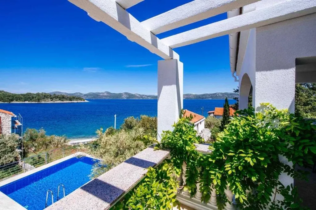 Pool Vacation Home for up to 9 Guests in Mali Iž