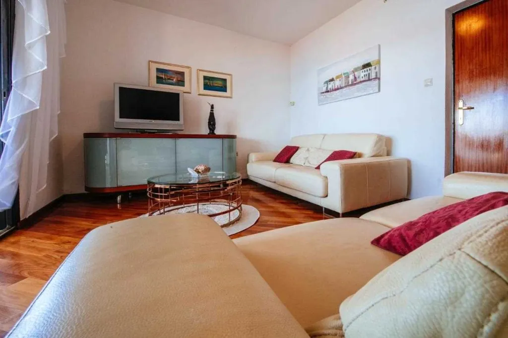 Pool Vacation Home for up to 9 Guests in Mali Iž