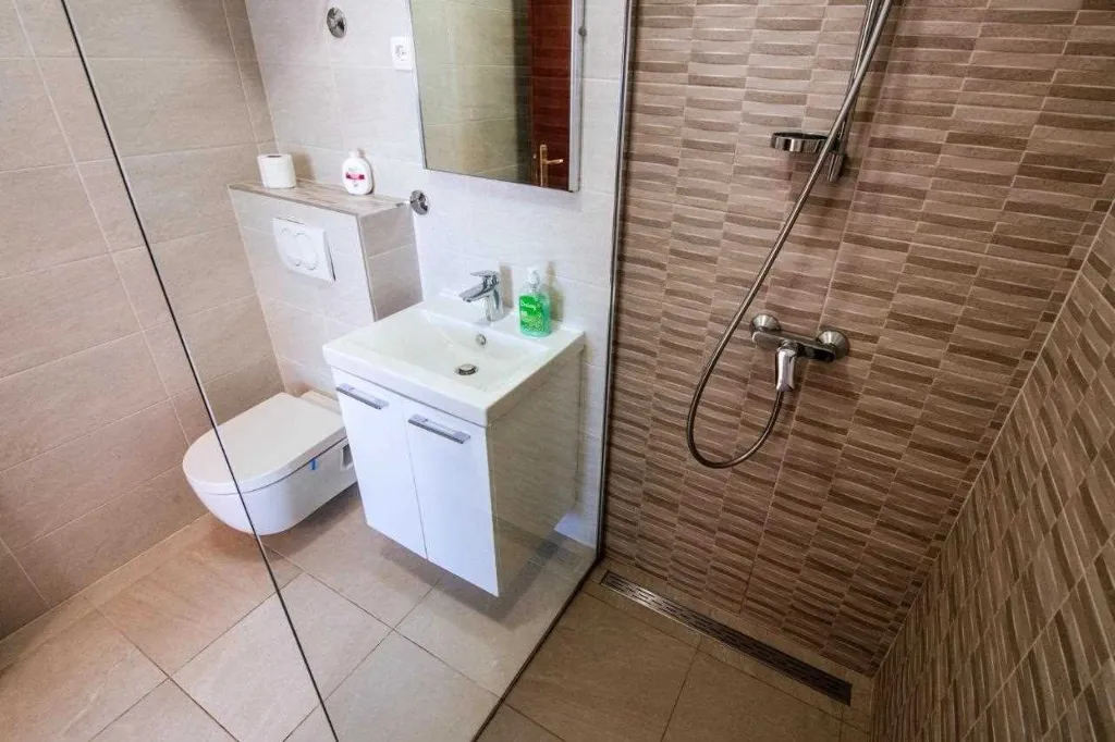 Pool Vacation Home for up to 9 Guests in Mali Iž