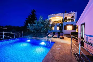 Pool Vacation Home for up to 9 Guests in Mali Iž