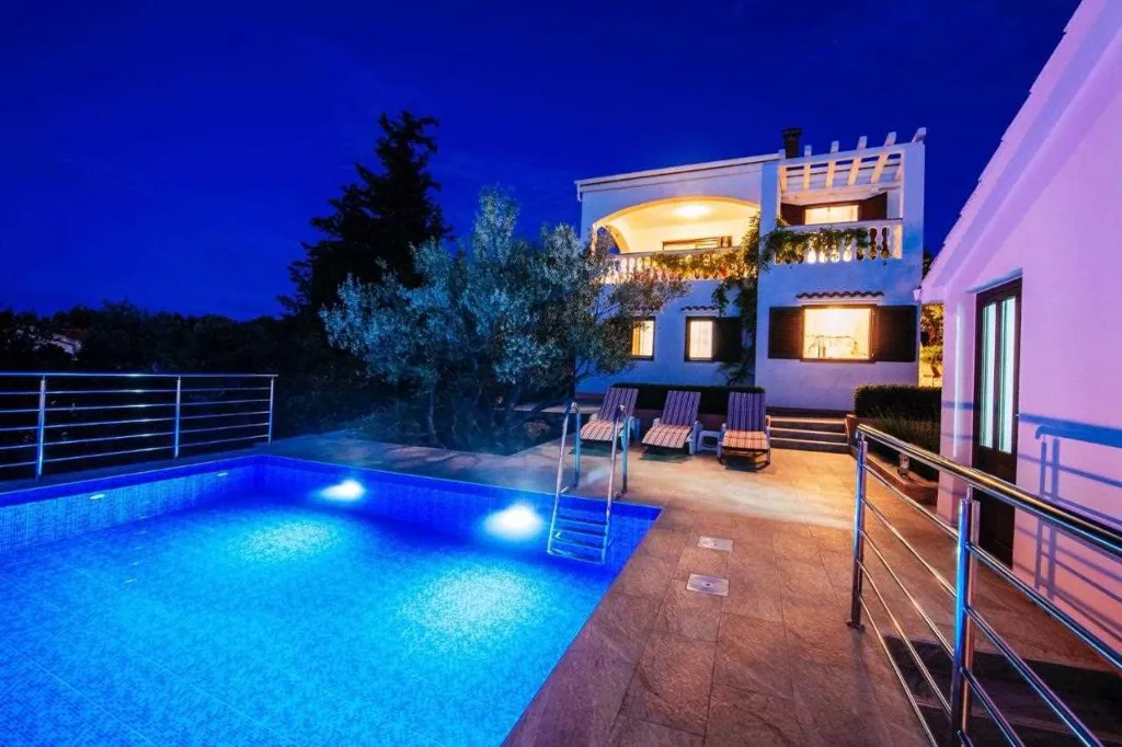 Pool Vacation Home for up to 9 Guests in Mali Iž