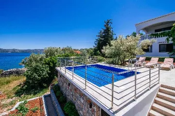 Pool Vacation Home for up to 9 Guests in Mali Iž