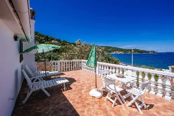 Pool Vacation Home for up to 9 Guests in Mali Iž