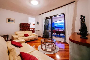 Pool Vacation Home for up to 9 Guests in Mali Iž