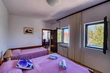 Pool Vacation Home for up to 9 Guests in Mali Iž