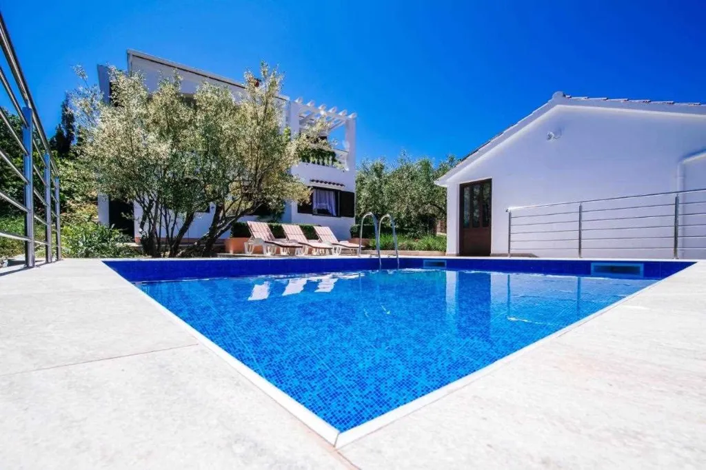 Pool Vacation Home for up to 9 Guests in Mali Iž