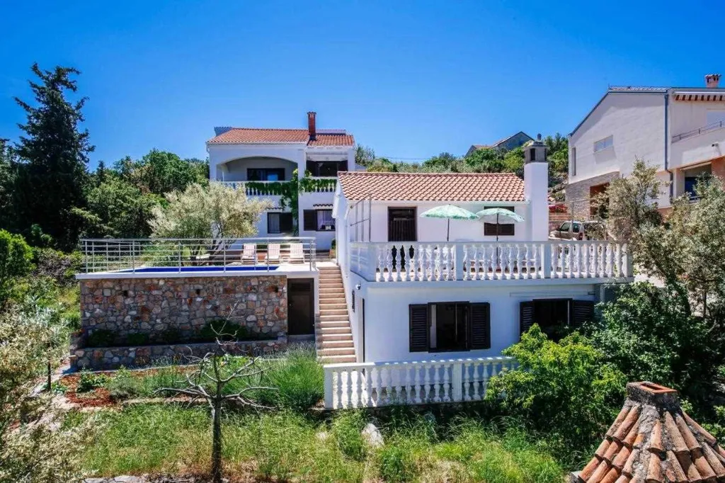 Pool Vacation Home for up to 9 Guests in Mali Iž
