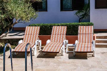 Pool Vacation Home for up to 9 Guests in Mali Iž