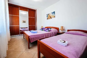 Pool Vacation Home for up to 9 Guests in Mali Iž