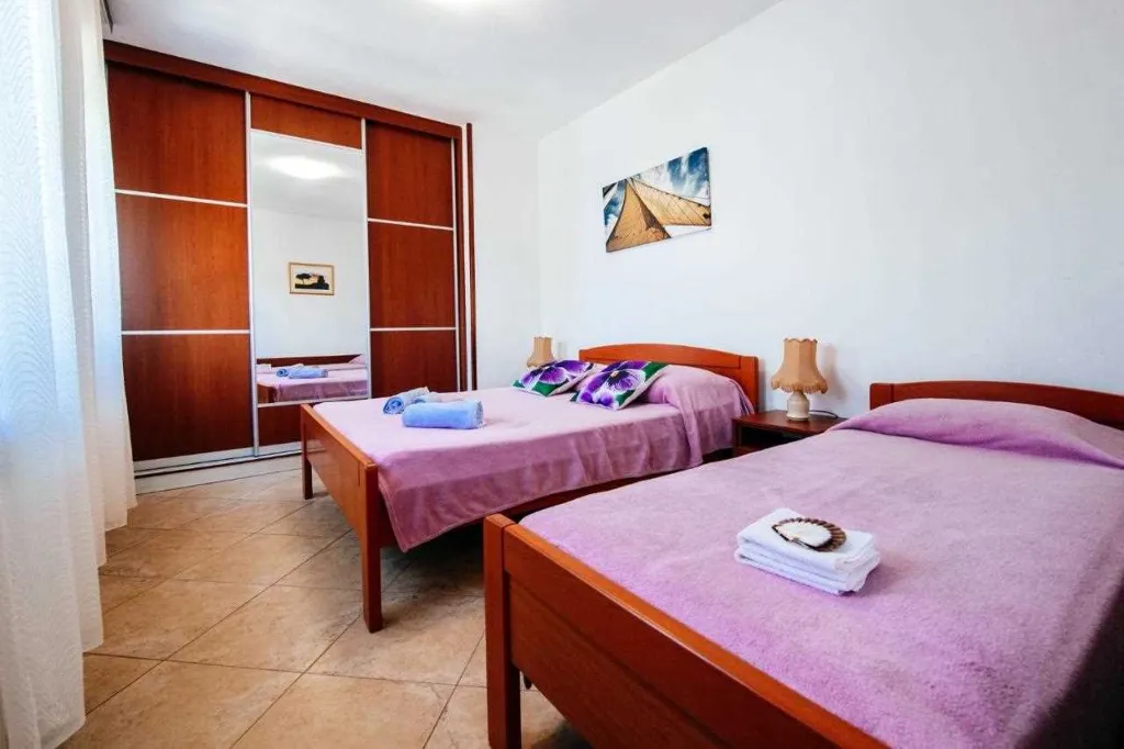 Pool Vacation Home for up to 9 Guests in Mali Iž