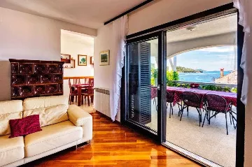 Pool Vacation Home for up to 9 Guests in Mali Iž