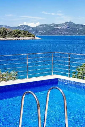 Pool Vacation Home for up to 9 Guests in Mali Iž