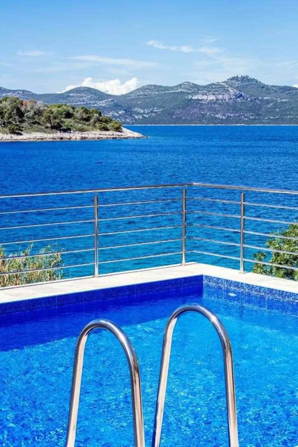 Pool Vacation Home for up to 9 Guests in Mali Iž