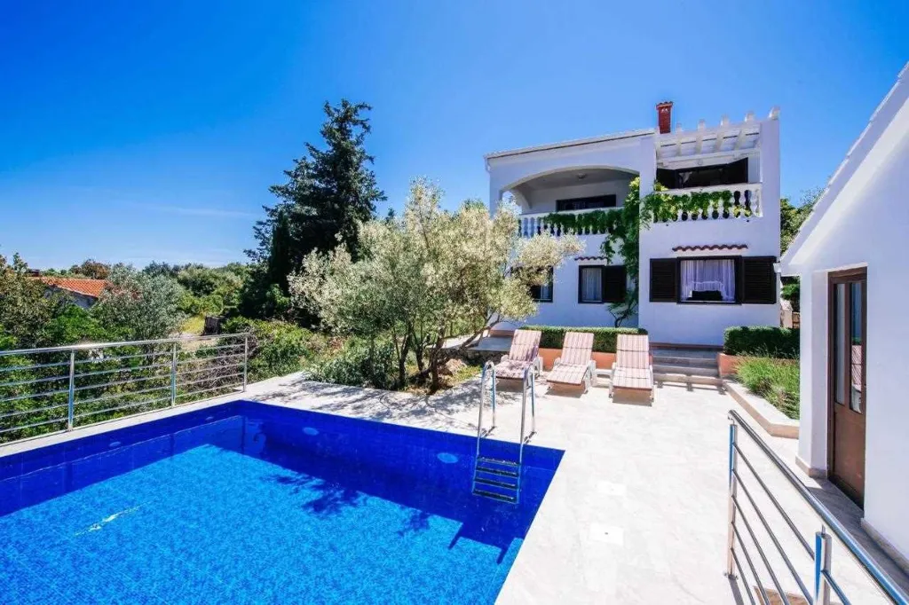 Pool Vacation Home for up to 9 Guests in Mali Iž