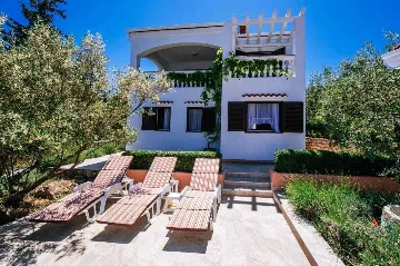 Pool Vacation Home for up to 9 Guests in Mali Iž