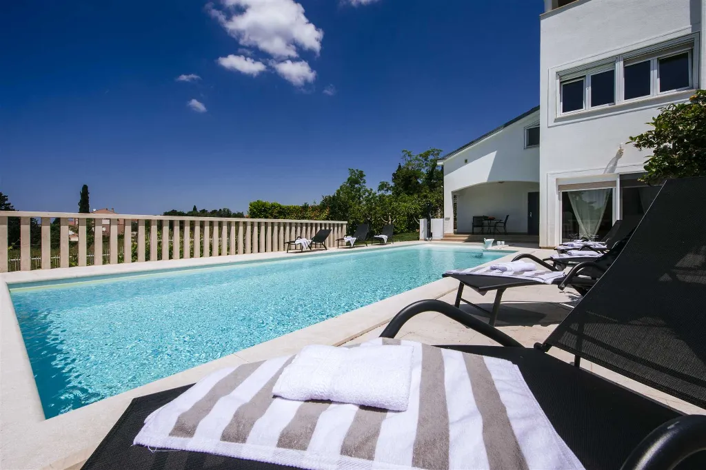 5-Bedroom Villa for Up to 10 Guests in Zadar