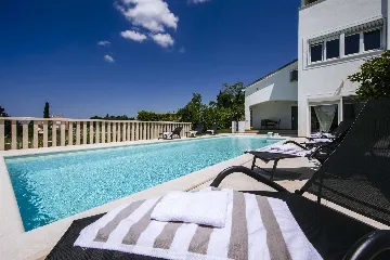 5-Bedroom Villa for Up to 10 Guests in Zadar