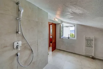 5-Bedroom Villa for Up to 10 Guests in Zadar