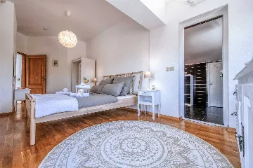 5-Bedroom Villa for Up to 10 Guests in Zadar