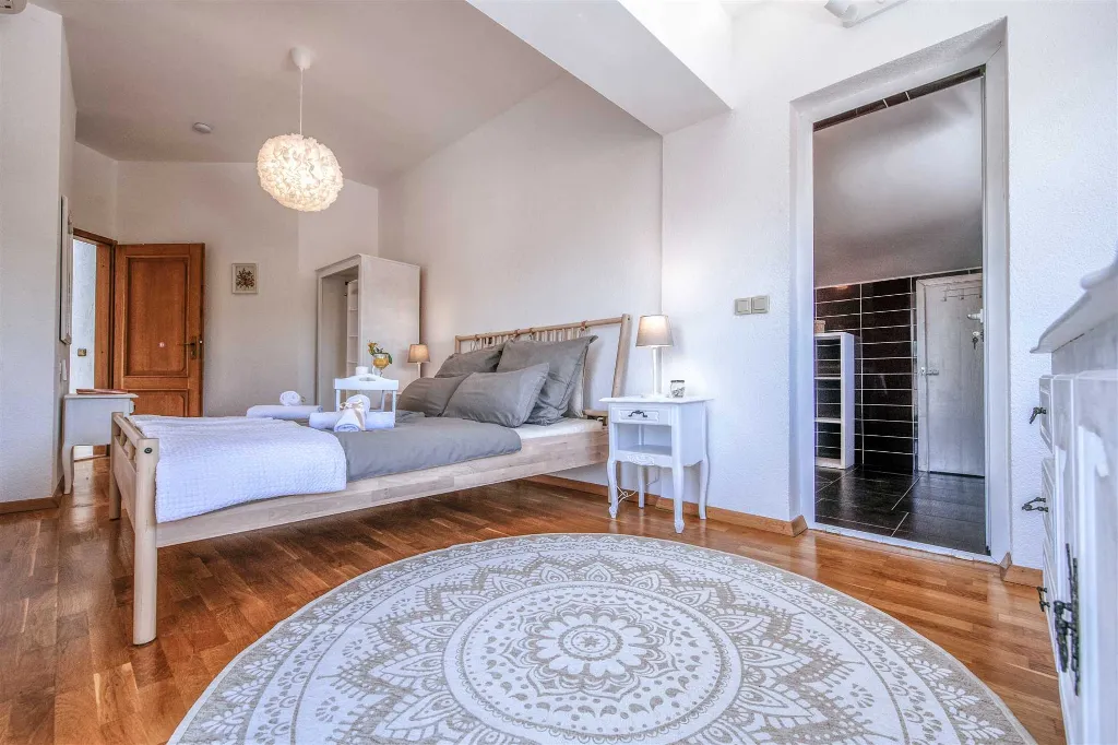 5-Bedroom Villa for Up to 10 Guests in Zadar