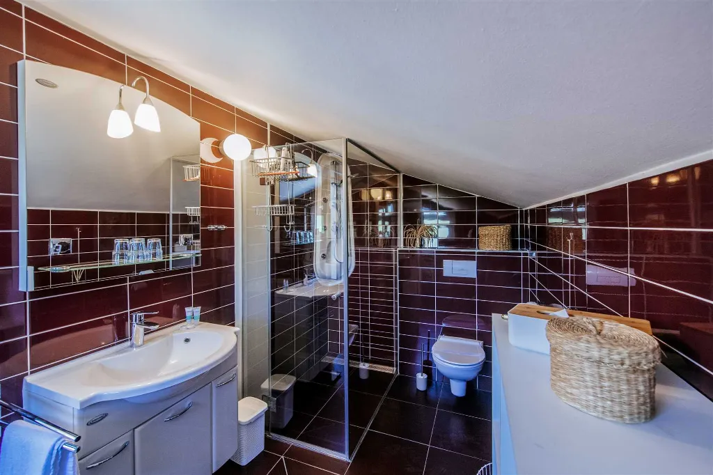 5-Bedroom Villa for Up to 10 Guests in Zadar