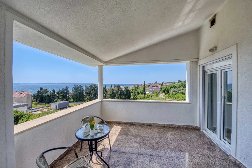 5-Bedroom Villa for Up to 10 Guests in Zadar