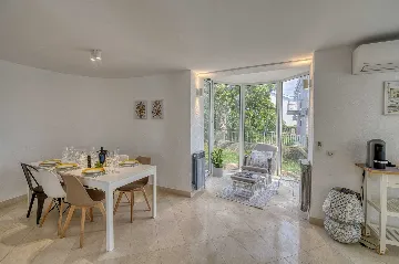 5-Bedroom Villa for Up to 10 Guests in Zadar