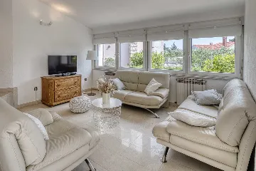 5-Bedroom Villa for Up to 10 Guests in Zadar