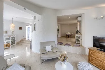 5-Bedroom Villa for Up to 10 Guests in Zadar