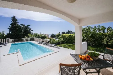 5-Bedroom Villa for Up to 10 Guests in Zadar