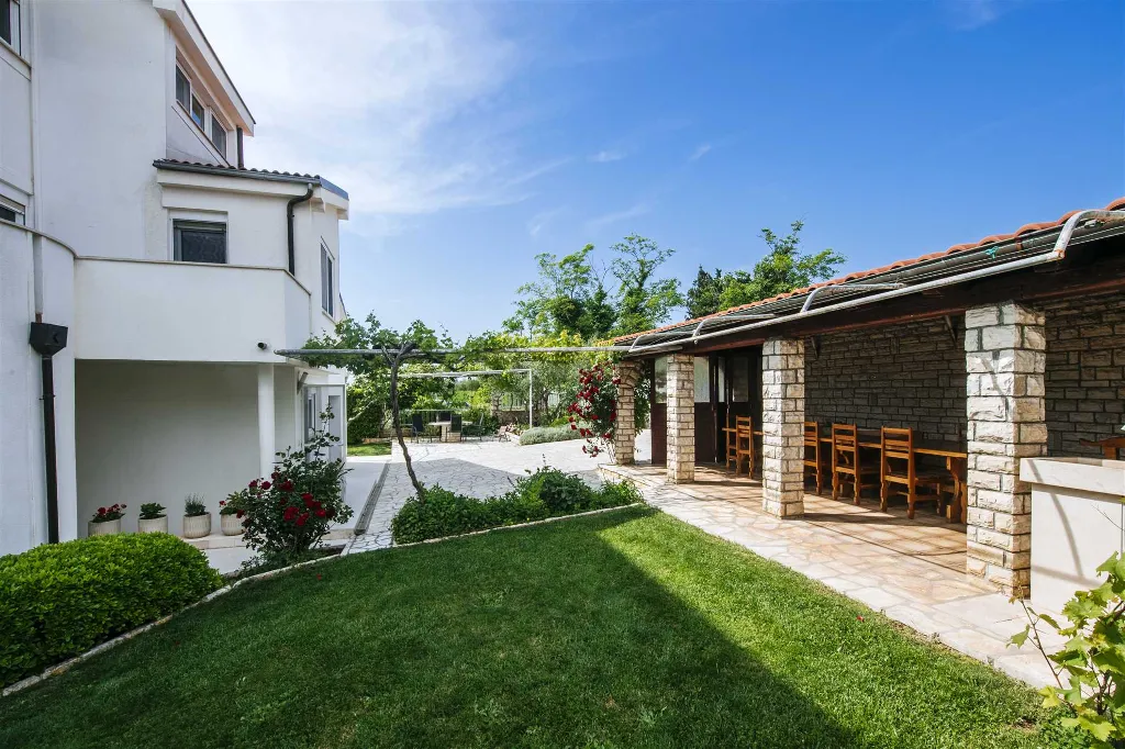 5-Bedroom Villa for Up to 10 Guests in Zadar