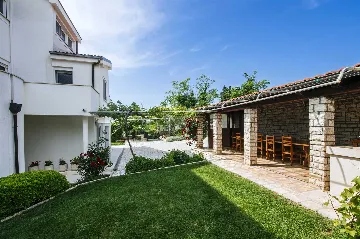 5-Bedroom Villa for Up to 10 Guests in Zadar