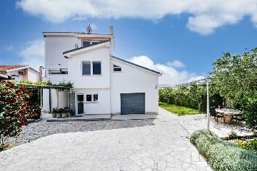 5-Bedroom Villa for Up to 10 Guests in Zadar