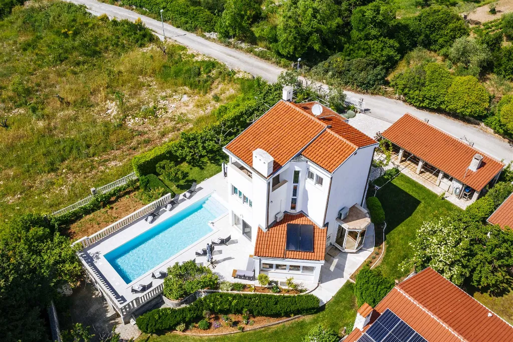 5-Bedroom Villa for Up to 10 Guests in Zadar