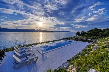 Veli Iž Villa for 8 Guests with Private Sea Exit