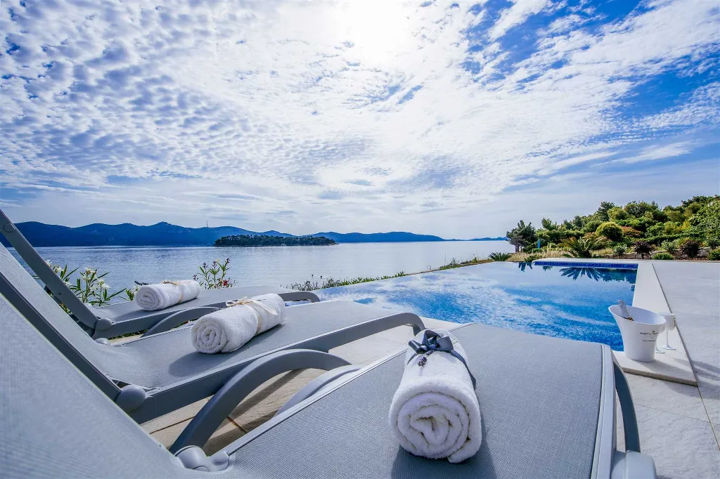Veli Iž Villa for 8 Guests with Private Sea Exit