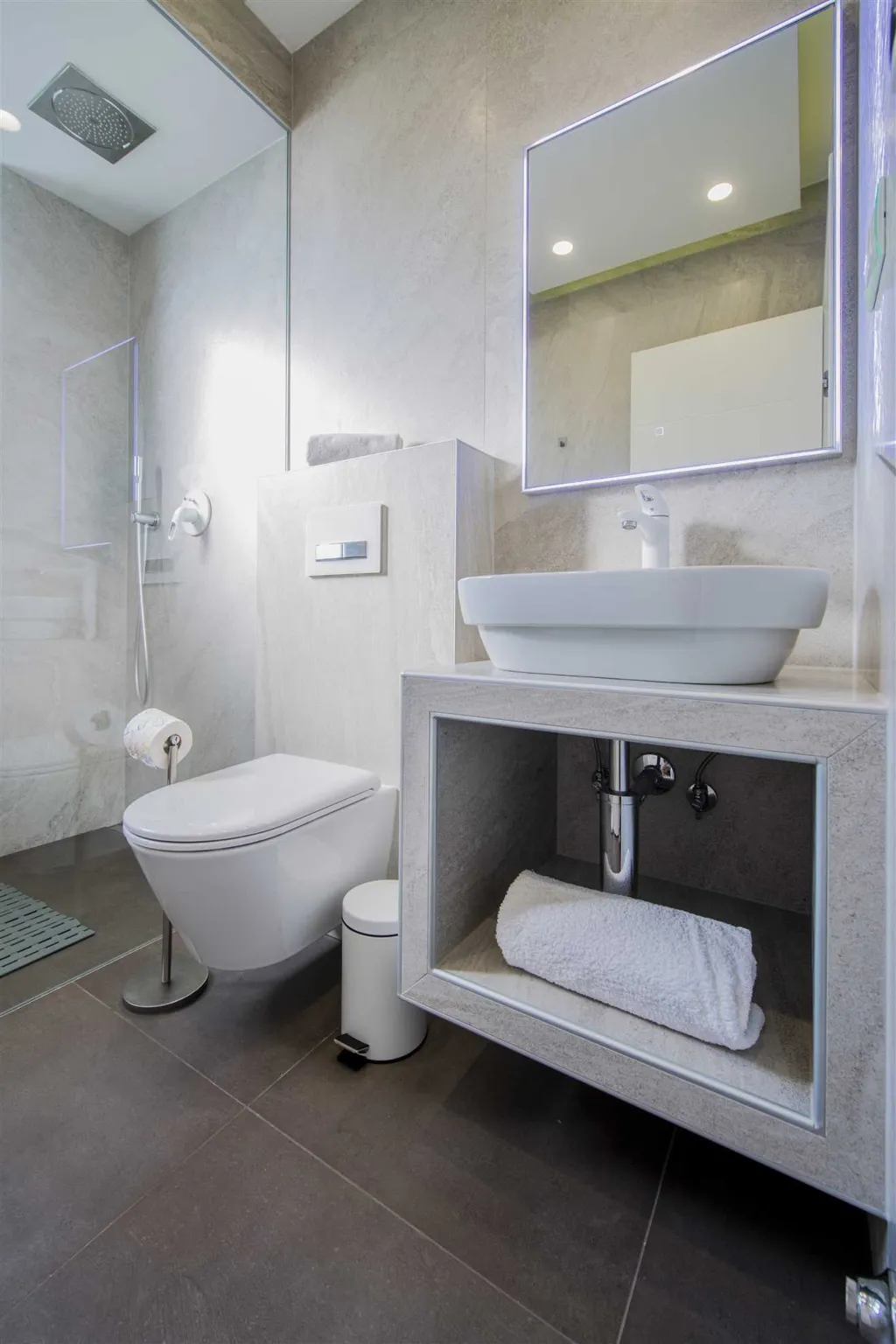 Two-Bedroom Apartment in Sukošan with Sea Views
