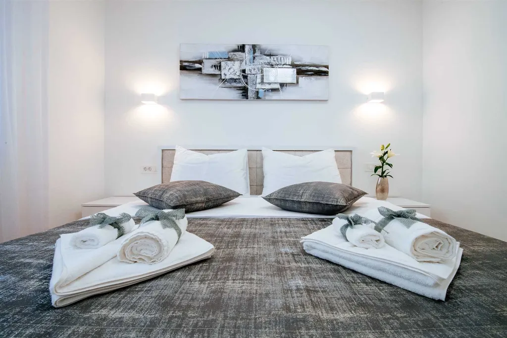 Air-Conditioned 2-Bedroom Apartment in Zadar for 6