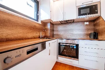 Air-Conditioned 2-Bedroom Apartment in Zadar for 6