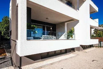 Air-Conditioned 2-Bedroom Apartment in Zadar for 6