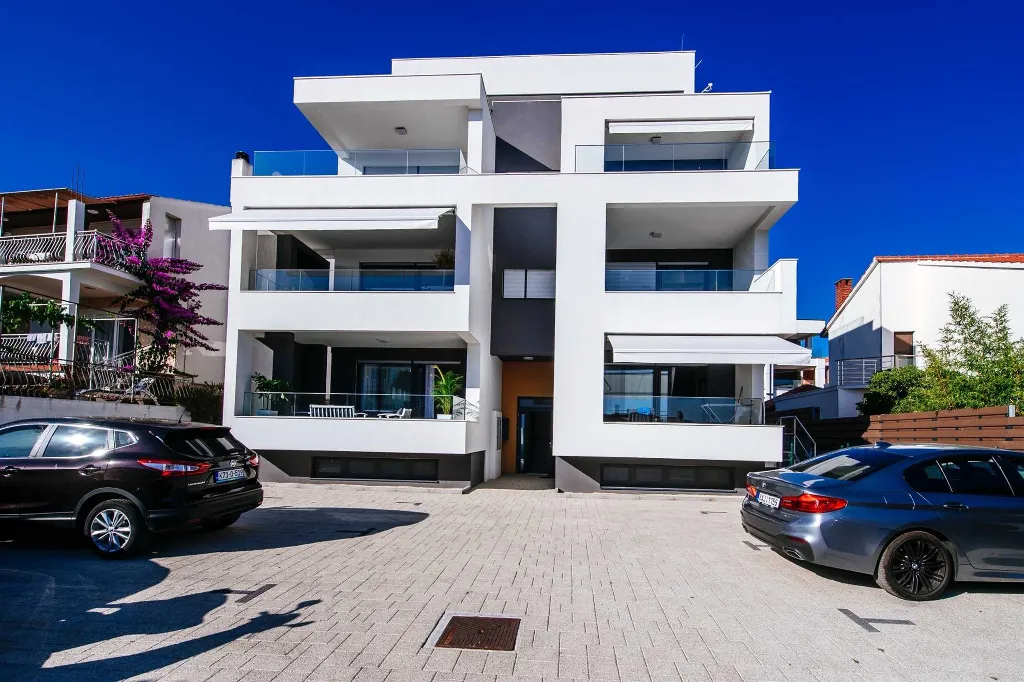 Air-Conditioned 2-Bedroom Apartment in Zadar for 6