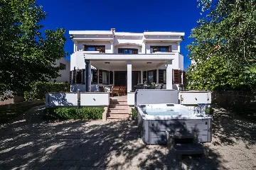 Zadar 5-Bedroom Villa with Jacuzzi (Up to 10)