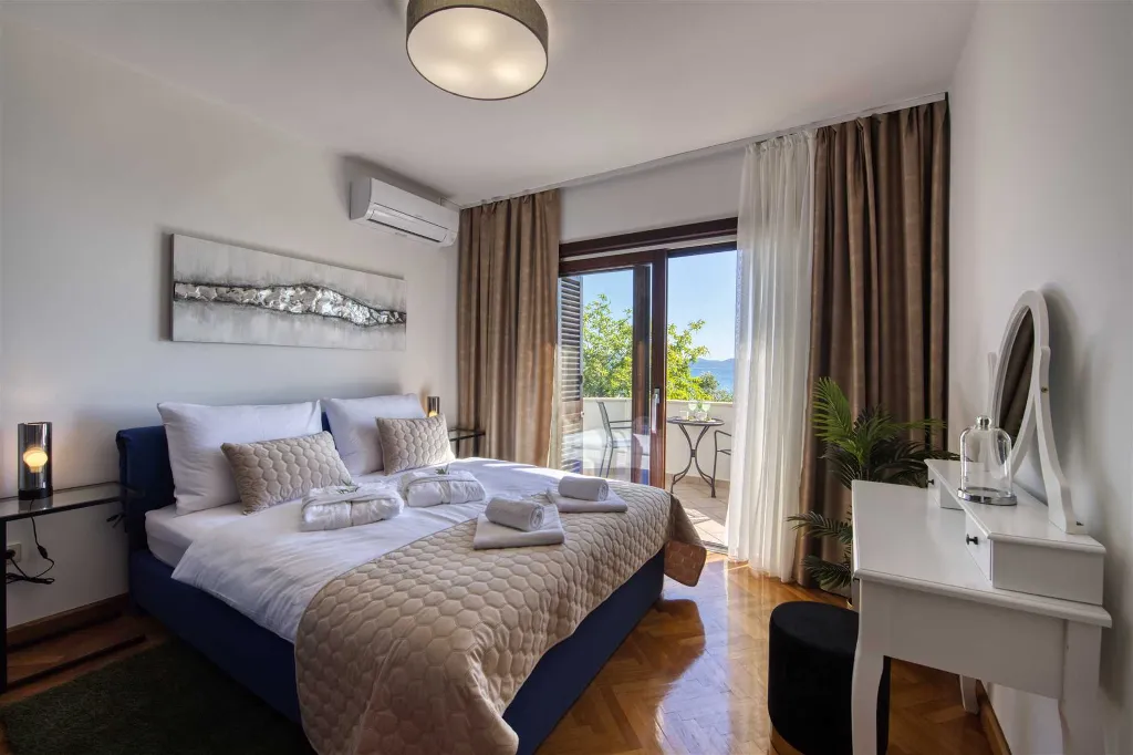 Zadar 5-Bedroom Villa with Jacuzzi (Up to 10)