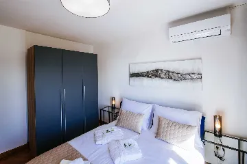 Zadar 5-Bedroom Villa with Jacuzzi (Up to 10)