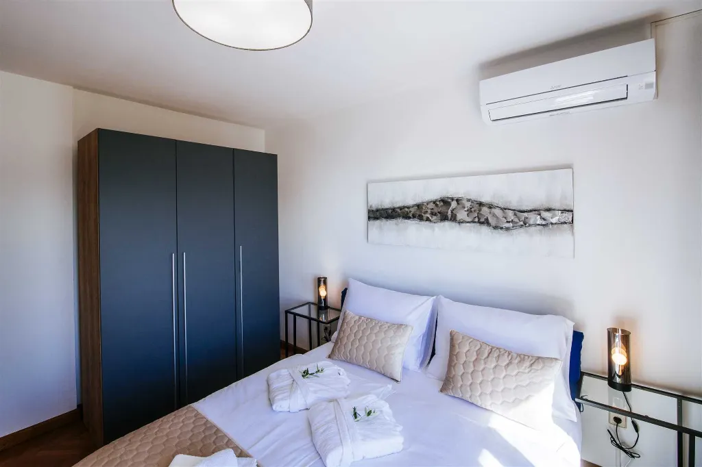 Zadar 5-Bedroom Villa with Jacuzzi (Up to 10)