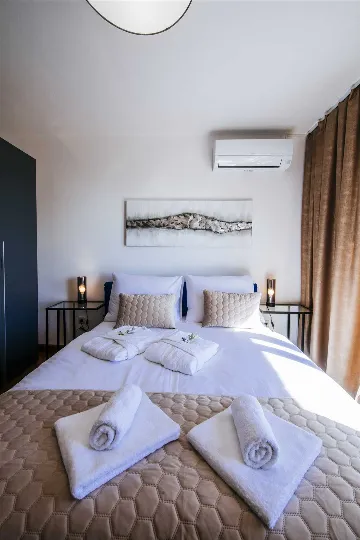 Zadar 5-Bedroom Villa with Jacuzzi (Up to 10)