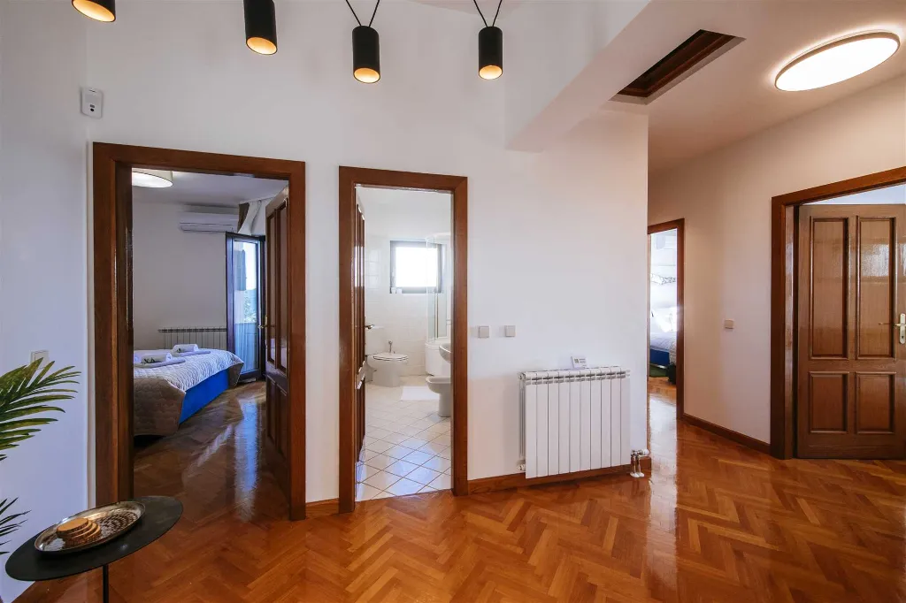 Zadar 5-Bedroom Villa with Jacuzzi (Up to 10)