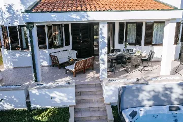 Zadar 5-Bedroom Villa with Jacuzzi (Up to 10)