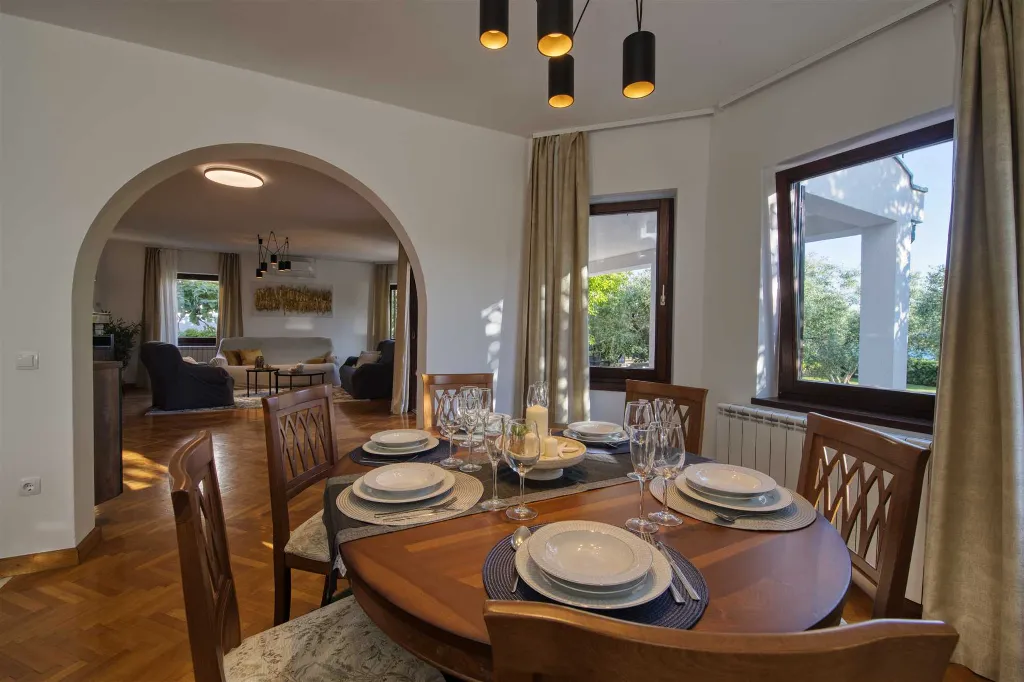 Zadar 5-Bedroom Villa with Jacuzzi (Up to 10)